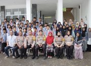 Kapolres Sumenep Serahkan Buku Edukasi dan Sarana Kontak ke Binar Junior High School