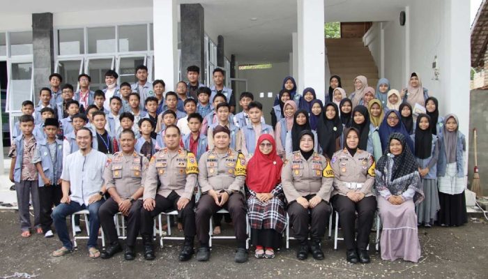 Kapolres Sumenep Serahkan Buku Edukasi dan Sarana Kontak ke Binar Junior High School